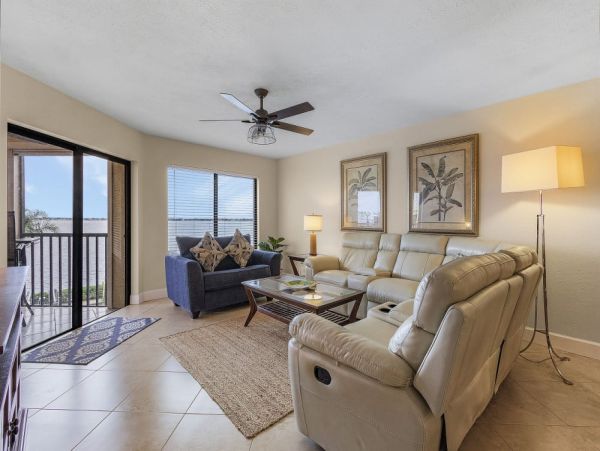 Cape Coral Beautifully Appointed 2-Bedroom Condo