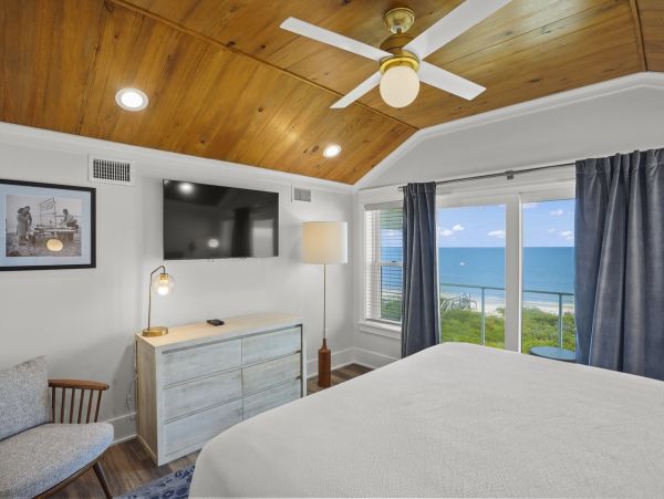Elegant Beachfront Escape with Private Pool & Gulf Views in St. George Island Hot Tub Beach