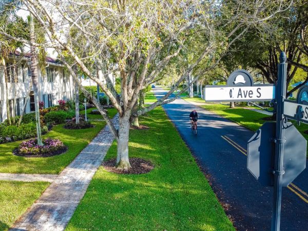 Olde Naples Vacation Rental – Steps to Beach & 5th Avenue