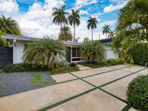 Fort Lauderdale Waterfront Vacation Rental - Luxury 4-Bed Canal-Front Home with Pool