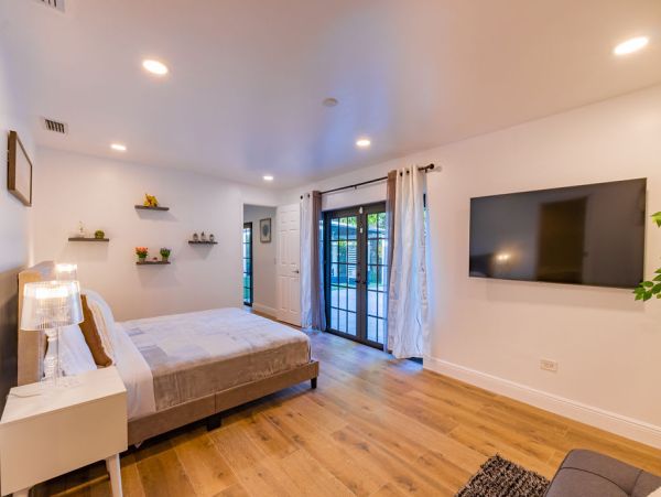 Miami Vacation Rental Lakefront 6-Bedroom Home with Pool & Terrace