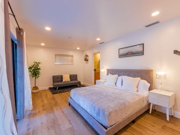 Miami Vacation Rental Lakefront 6-Bedroom Home with Pool & Terrace