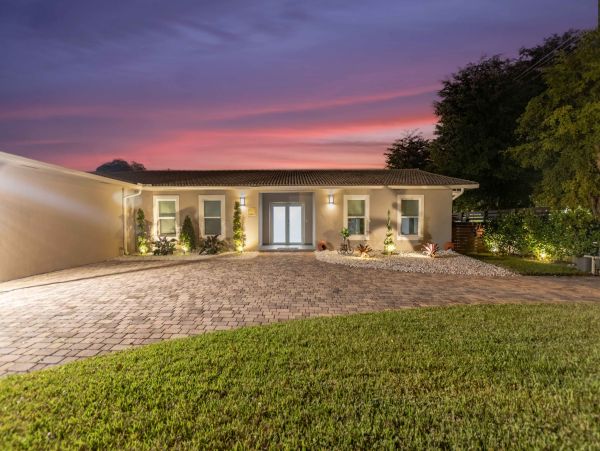 Luxury Miami Vacation Rental Villa | 6-Bedroom Miami Villa with Pool & Cabana