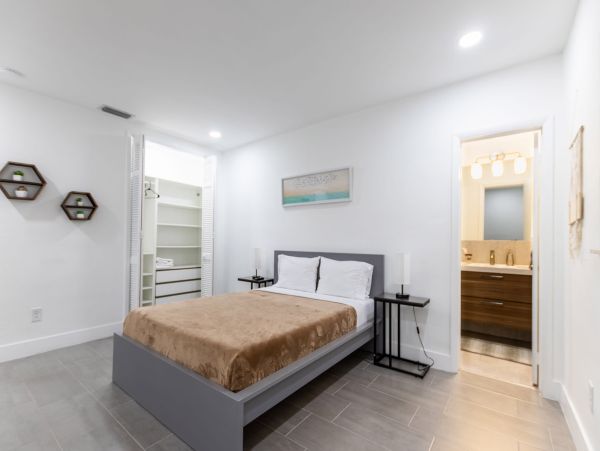 Luxury Miami Vacation Rental Villa | 6-Bedroom Miami Villa with Pool & Cabana