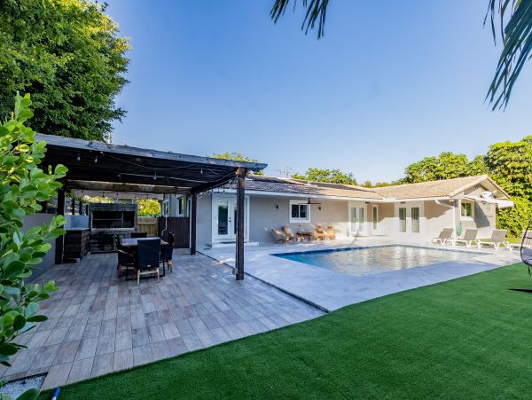 Luxury Miami Vacation Rental Villa | 6-Bedroom Miami Villa with Pool & Cabana