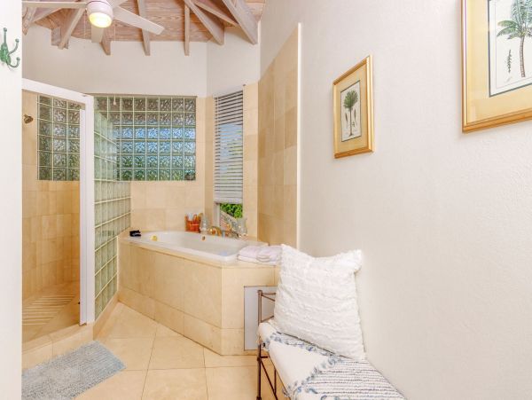 Views Megan Bay  Luxury 4-Bedroom Villa with Pool &  Separate Apartment