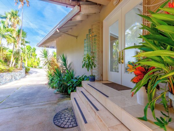 Views Megan Bay  Luxury 4-Bedroom Villa with Pool &  Separate Apartment