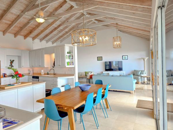 Views Megan Bay  Luxury 4-Bedroom Villa with Pool &  Separate Apartment