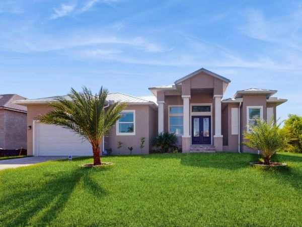 Port Charlotte Waterfront Vacation Rental Family 4 Bedroom Home with Pool