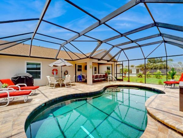 Charming Englewood Home with Pool Dog-Friendly Retreat
