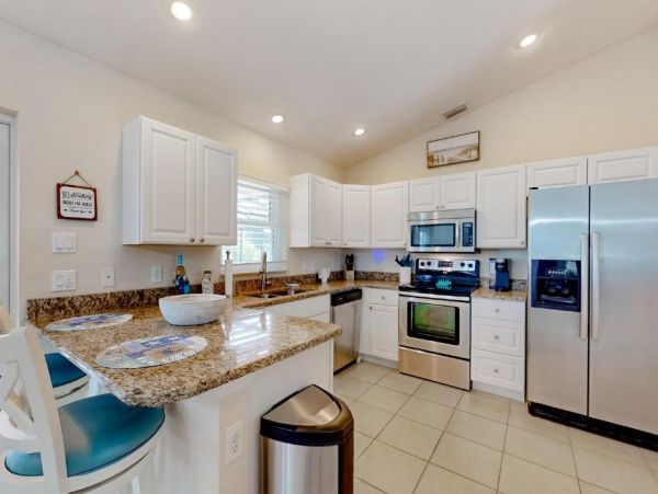 Charming Englewood Home with Pool Dog-Friendly Retreat