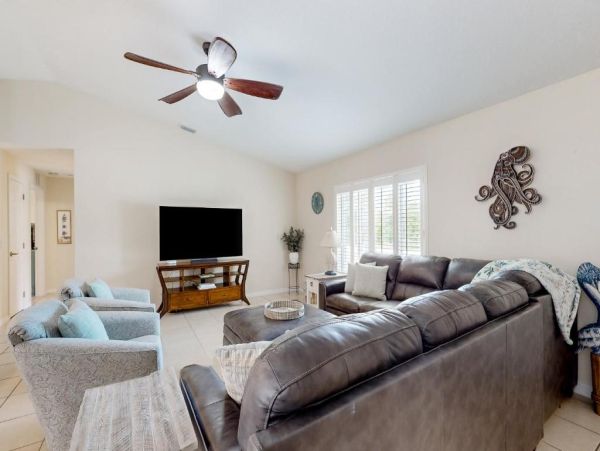 Charming Englewood Home with Pool Dog-Friendly Retreat