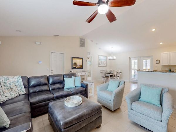 Charming Englewood Home with Pool Dog-Friendly Retreat
