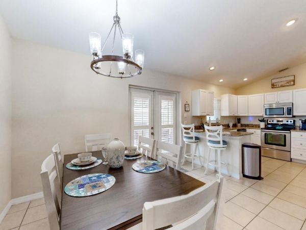 Charming Englewood Home with Pool Dog-Friendly Retreat