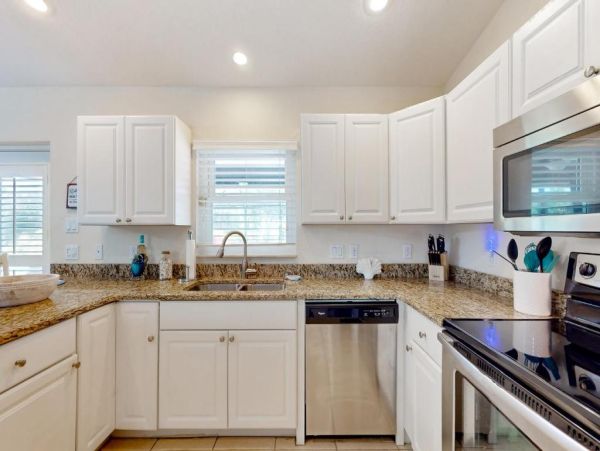 Charming Englewood Home with Pool Dog-Friendly Retreat