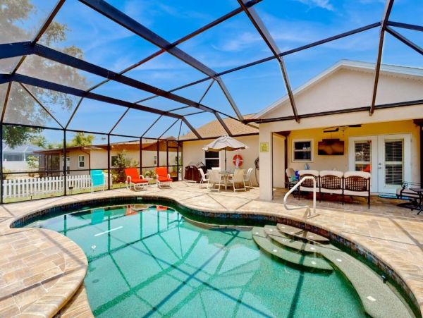 Charming Englewood Home with Pool Dog-Friendly Retreat
