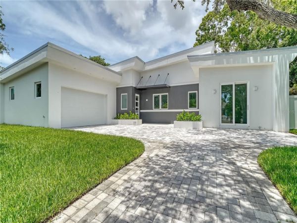 Sarasota Vacation Rentals | Modern Luxury Home with Pool & Spa