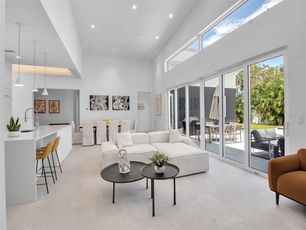 Sarasota Vacation Rentals | Modern Luxury Home with Pool & Spa