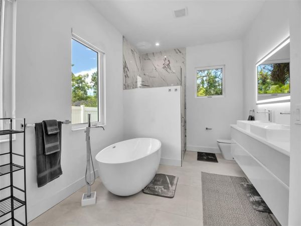 Sarasota Vacation Rentals | Modern Luxury Home with Pool & Spa