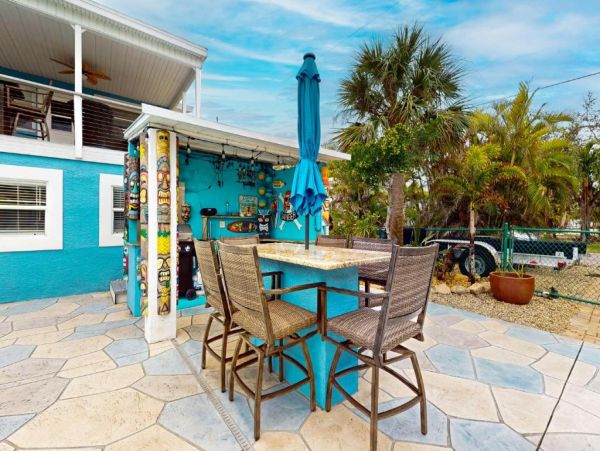Stunning Coastal Retreat in Fort Myers Beach, FL - Your Dream Getaway
