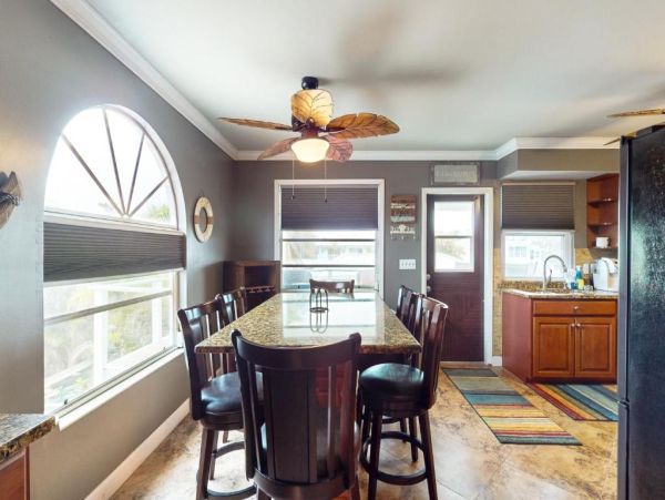 Stunning Coastal Retreat in Fort Myers Beach, FL - Your Dream Getaway