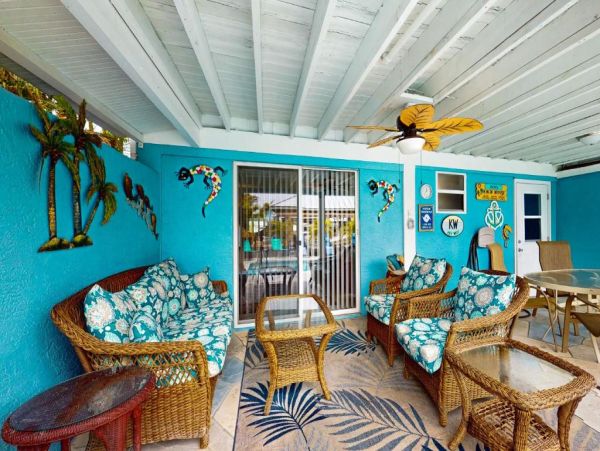 Stunning Coastal Retreat in Fort Myers Beach, FL - Your Dream Getaway