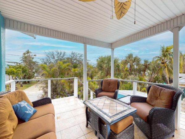 Stunning Coastal Retreat in Fort Myers Beach, FL - Your Dream Getaway