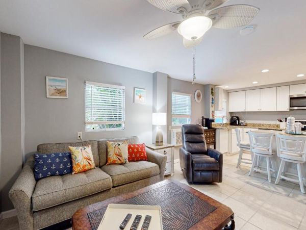 Stunning Coastal Retreat in Fort Myers Beach, FL - Your Dream Getaway