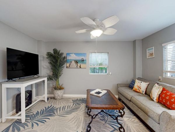 Stunning Coastal Retreat in Fort Myers Beach, FL - Your Dream Getaway