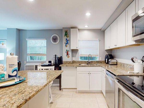 Stunning Coastal Retreat in Fort Myers Beach, FL - Your Dream Getaway