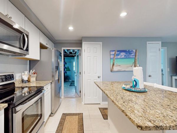 Stunning Coastal Retreat in Fort Myers Beach, FL - Your Dream Getaway