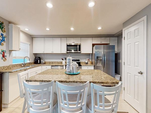 Stunning Coastal Retreat in Fort Myers Beach, FL - Your Dream Getaway