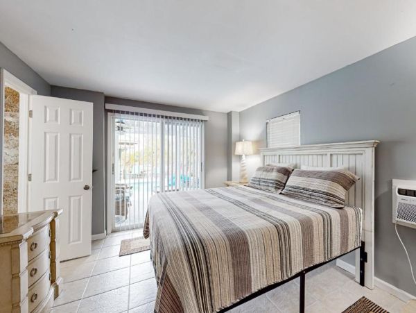 Stunning Coastal Retreat in Fort Myers Beach, FL - Your Dream Getaway