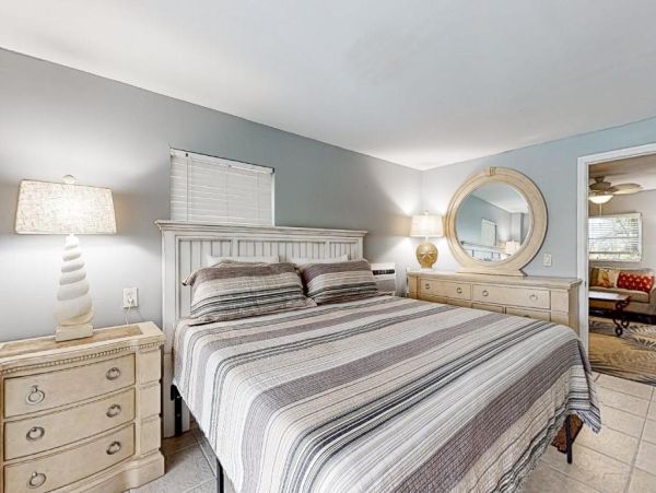 Stunning Coastal Retreat in Fort Myers Beach, FL - Your Dream Getaway
