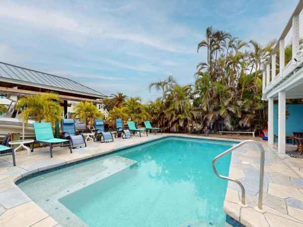 Stunning Coastal Retreat in Fort Myers Beach, FL - Your Dream Getaway
