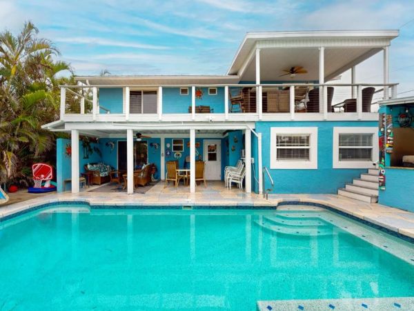 Stunning Coastal Retreat in Fort Myers Beach, FL - Your Dream Getaway