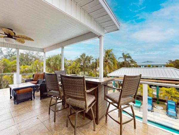 Stunning Coastal Retreat in Fort Myers Beach, FL - Your Dream Getaway
