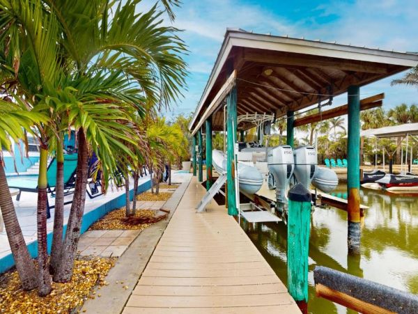 Stunning Coastal Retreat in Fort Myers Beach, FL - Your Dream Getaway