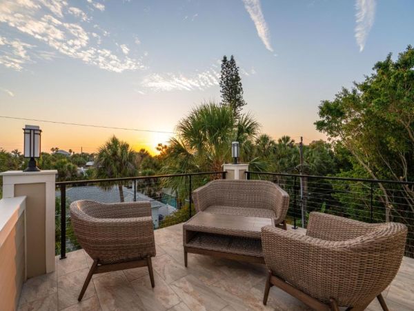 Clearwater Beach Vacation Rental Home with Pool & 4 Bedrooms Steps to the Beach