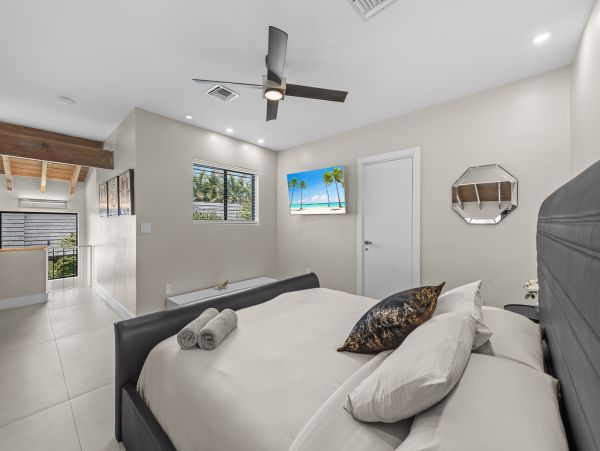 Hallandale Beach Vacation Rental – 5-Bedroom Luxury Waterfront Home with Pool & Dock