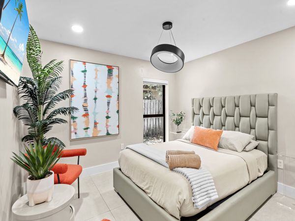 Hallandale Beach Vacation Rental – 5-Bedroom Luxury Waterfront Home with Pool & Dock
