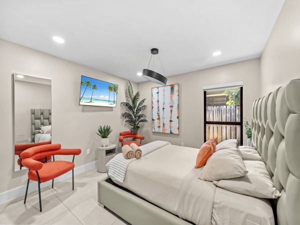 Hallandale Beach Vacation Rental – 5-Bedroom Luxury Waterfront Home with Pool & Dock