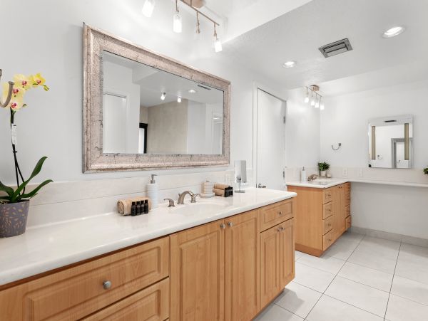 Hallandale Beach Vacation Rental – 5-Bedroom Luxury Waterfront Home with Pool & Dock