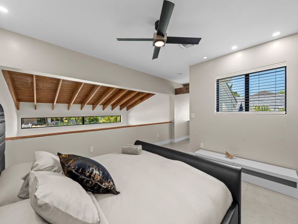 Hallandale Beach Vacation Rental – 5-Bedroom Luxury Waterfront Home with Pool & Dock