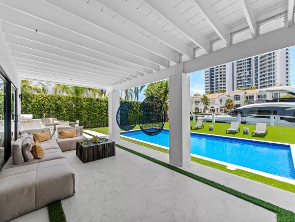 Hallandale Beach Vacation Rental – 5-Bedroom Luxury Waterfront Home with Pool & Dock