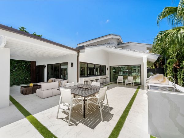 Hallandale Beach Vacation Rental – 5-Bedroom Luxury Waterfront Home with Pool & Dock