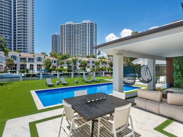 Hallandale Beach Vacation Rental – 5-Bedroom Luxury Waterfront Home with Pool & Dock