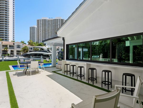 Hallandale Beach Vacation Rental – 5-Bedroom Luxury Waterfront Home with Pool & Dock