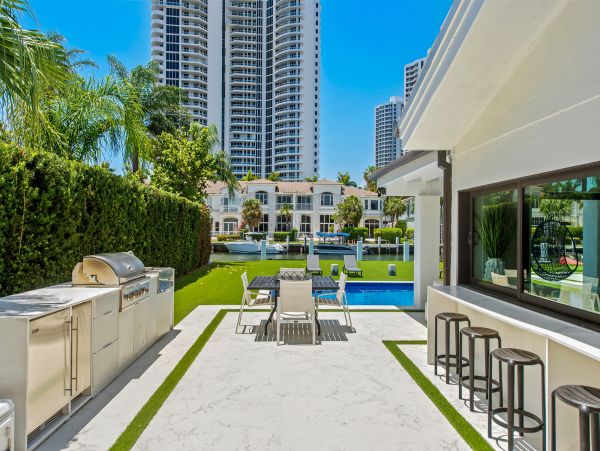 Hallandale Beach Vacation Rental – 5-Bedroom Luxury Waterfront Home with Pool & Dock