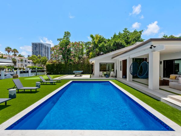 Hallandale Beach Vacation Rental – 5-Bedroom Luxury Waterfront Home with Pool & Dock